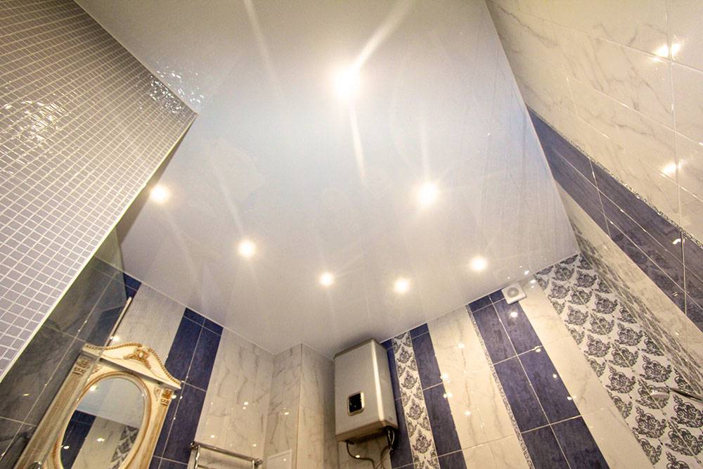 Глянцевый белый натяжной потолок в ванную