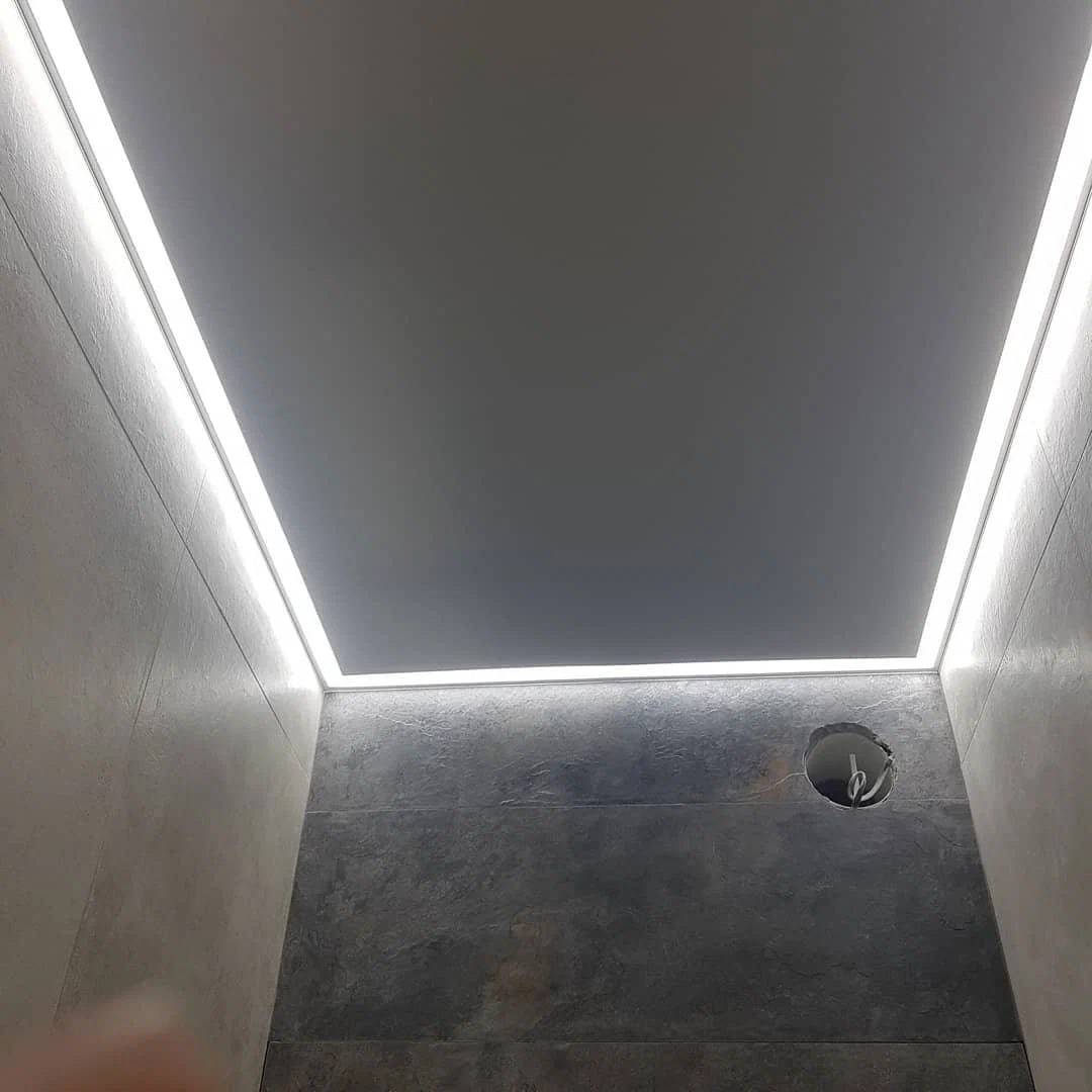 Натяжной потолок в туалете фото 1